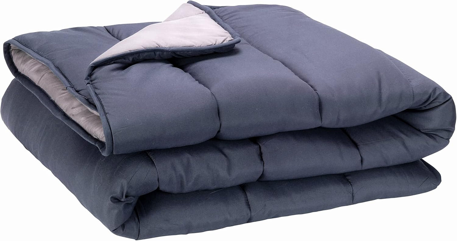 Pikolin Home – Wendedecke 300 g – nordische zweifarbige Füllung – für Bett 90 – bequem, warm, atmungsaktiv, Marineblau, 135 x 200 cm. Bettdecken und Steppdecken Naty Shop, graues Kissen 150/160 – 240 x 220 cm