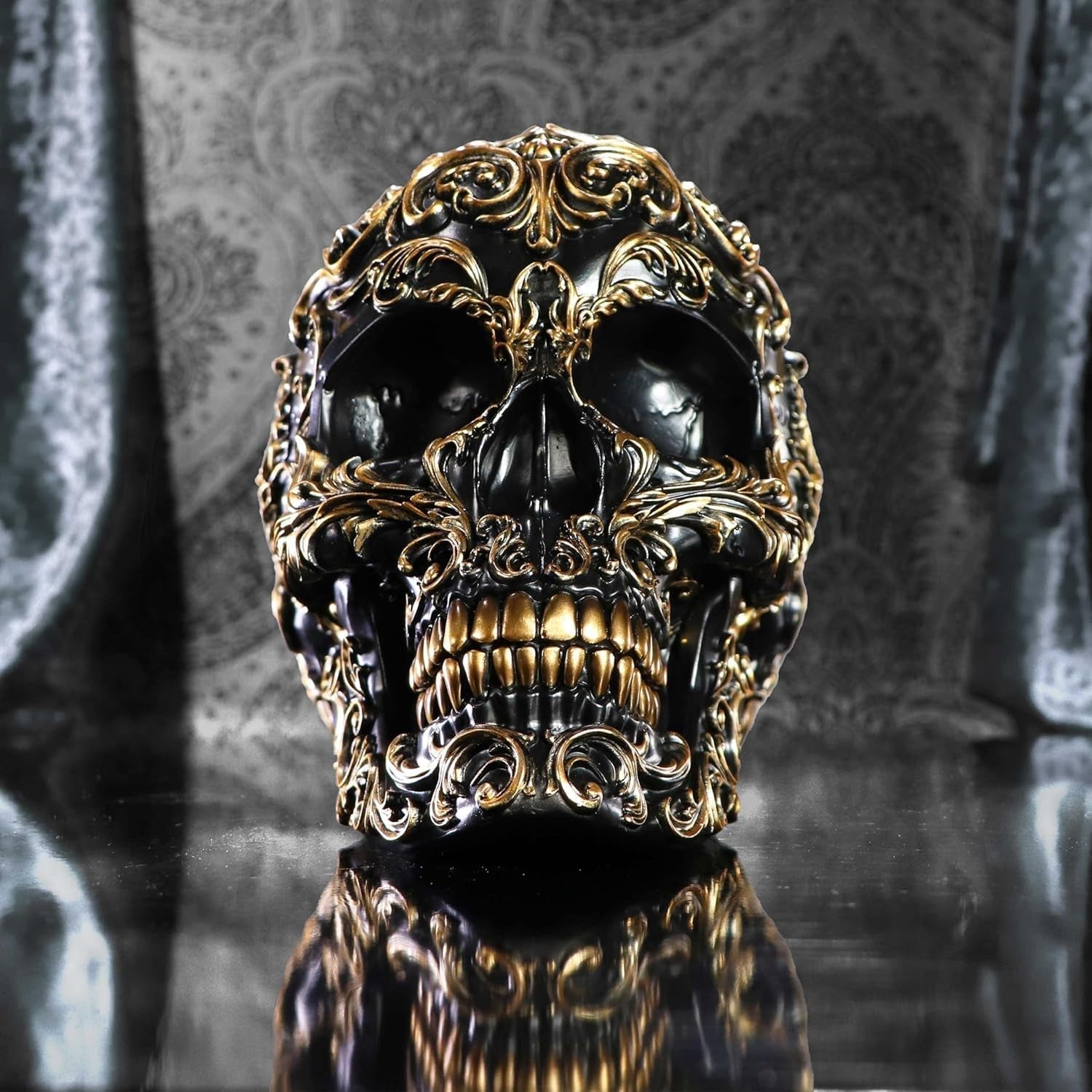 Renaissance-Schädel, 19 cm, Kunstharz, Schwarz und Gold, goldenes Barockmuster, schwarzes Totenkopf-Ornament, gotische Dekoration, gegossen aus feinstem Kunstharz, handbemalt von Experten. Statuetten und Skulpturen Naty Shop