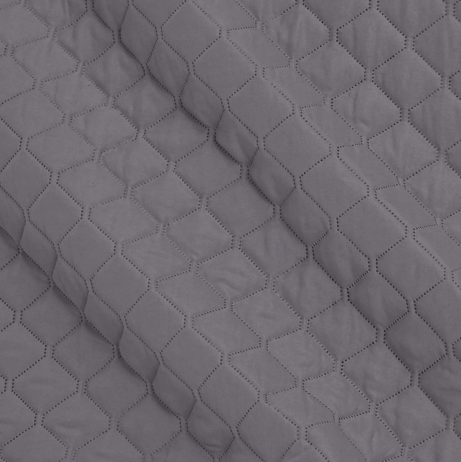 Übergroße Bettdecke mit Relief von Amazon Basics, 170 x 210 cm, dunkelgraues Rautenmuster. Betten und Decken. Besuchen Sie den Amazon Basics-Store
