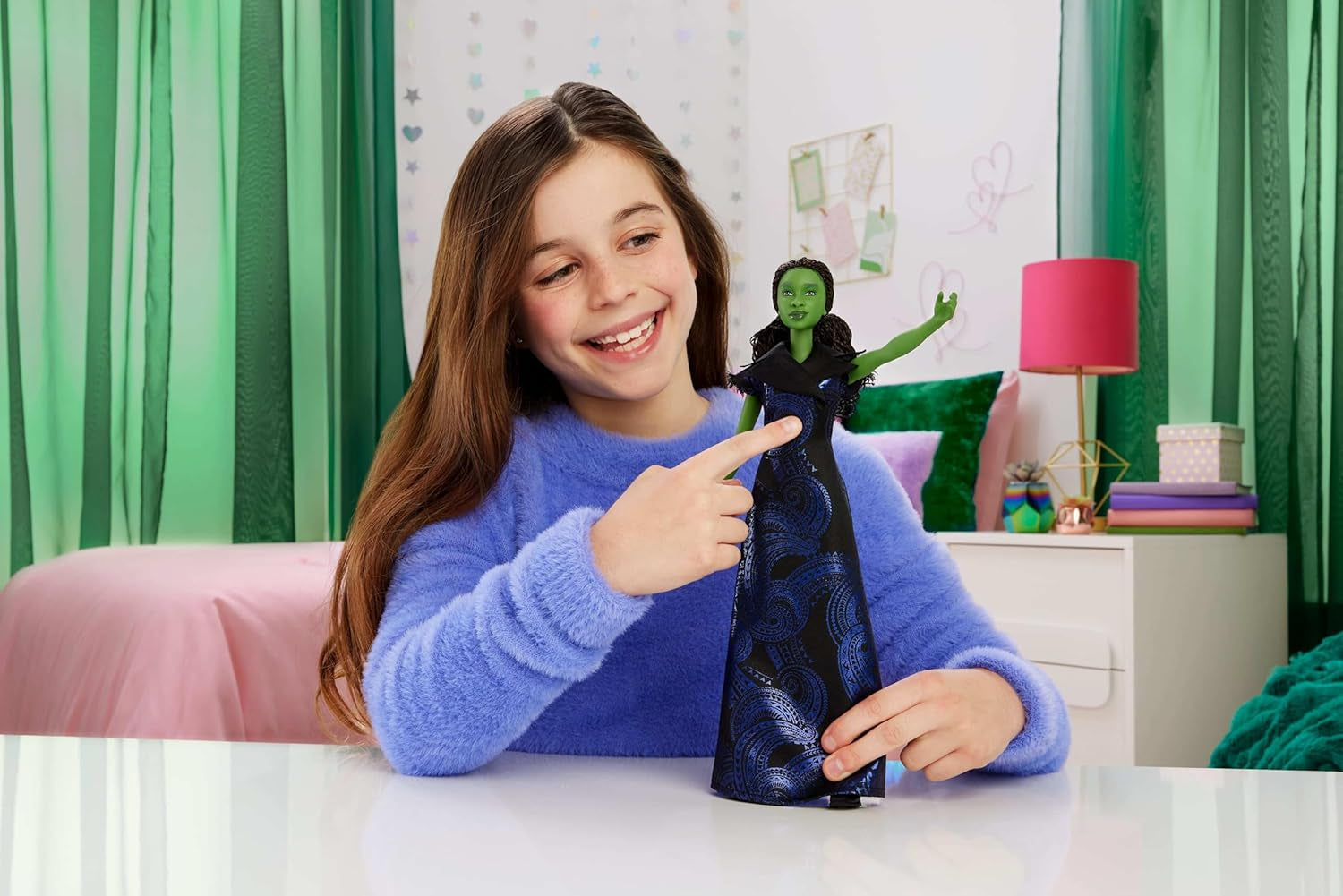 Mattel Wicked: Die for Good singende Elphaba-Modepuppe von Universal Pictures mit abnehmbarem, vom Film inspiriertem Outfit singt „for Good“ auf Englisch, JFM09