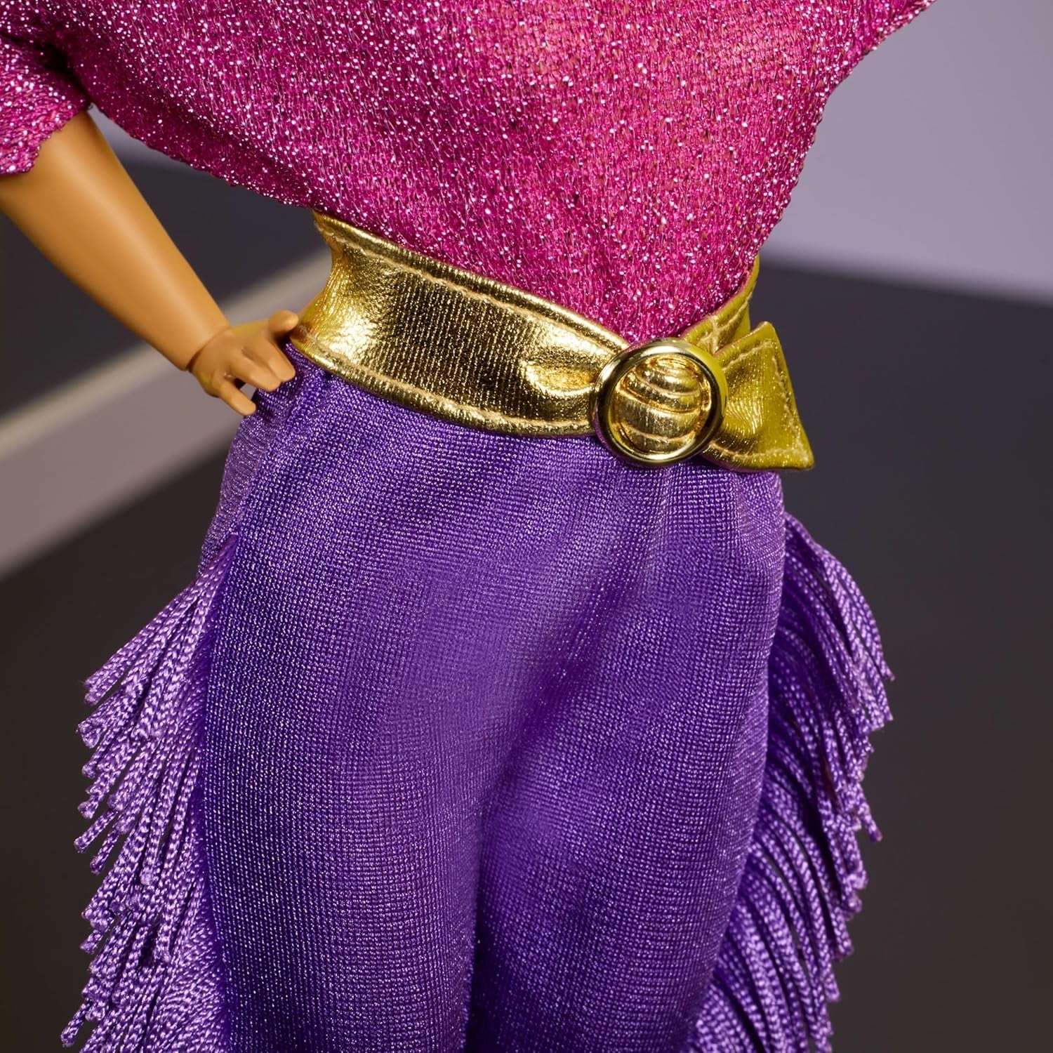 Barbie Signature Debbie Allen Tribute Collection Puppe mit schulterfreiem Oberteil, goldenem Gürtel und lila Fransenhosen und Leggings, JBJ24