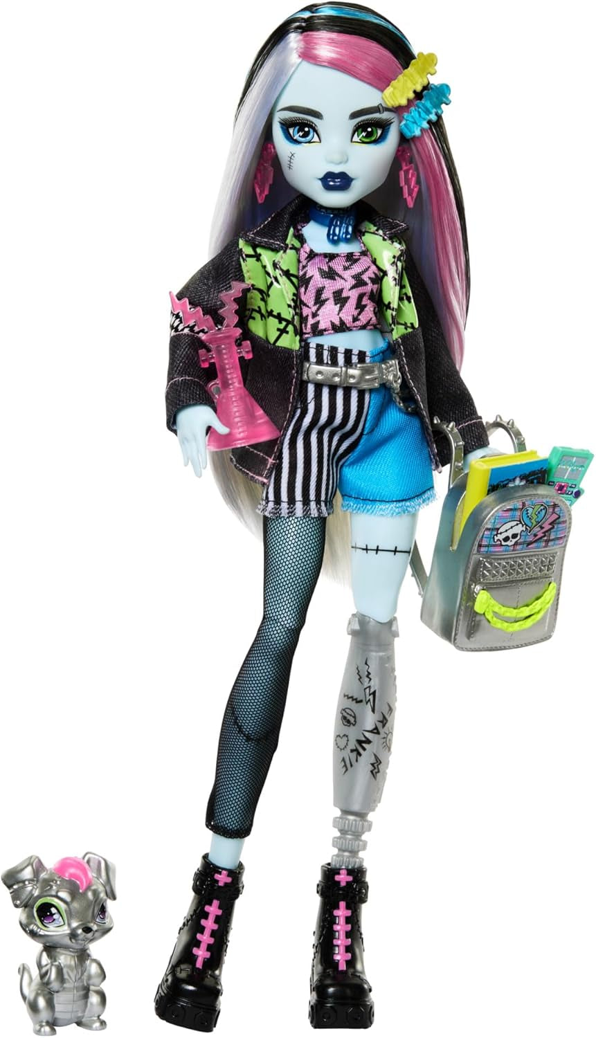 Die Monster High Frankie Stein-Puppe in Jeansjacke und Shorts enthält außerdem ihren Welpen Watzie und Accessoires wie einen Rucksack, einen Snack und ein Notizbuch, HXH73