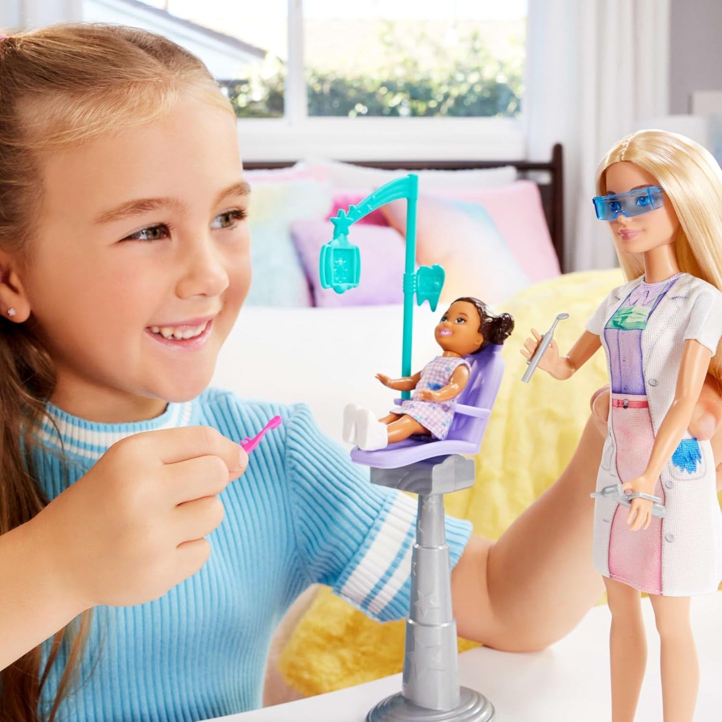Barbie-Zahnarztpuppe, Modepuppe mit blonden Haaren, blauem Kleid und Laborkittel, 1 Kinderpuppe, Untersuchungszubehör und verschiedene Accessoires, JCR74