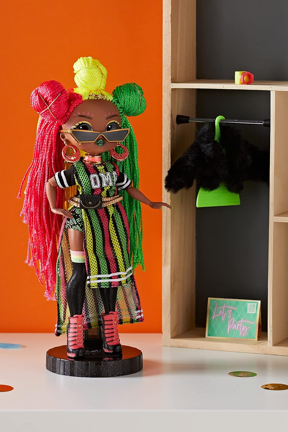 LOL Überraschung! OMG Queens Fashion Doll – SWAYS – 20 Überraschungen inklusive Outfit, Accessoires, Puppenständer und mehr – Sammlerstück – für Jungen und Mädchen ab 4 Jahren