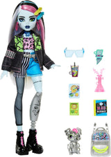 Die Monster High Frankie Stein-Puppe in Jeansjacke und Shorts enthält außerdem ihren Welpen Watzie und Accessoires wie einen Rucksack, einen Snack und ein Notizbuch, HXH73
