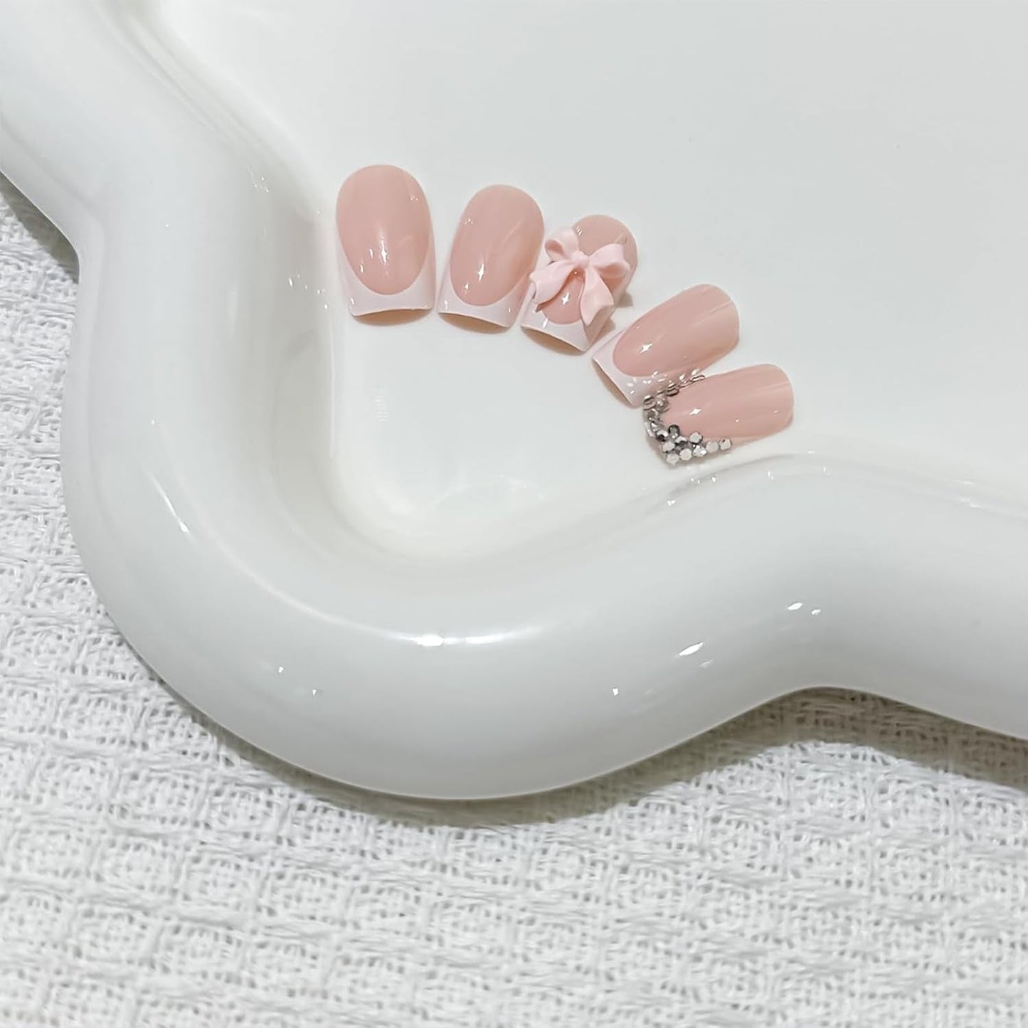 24 Stück rosa Diamant-Schleife, französische Maniküre-Tabletten, quadratische Nägel, Strass-Muster, nackte rosa künstliche Nägel, vollständige Abdeckung, Kleber, Maniküre