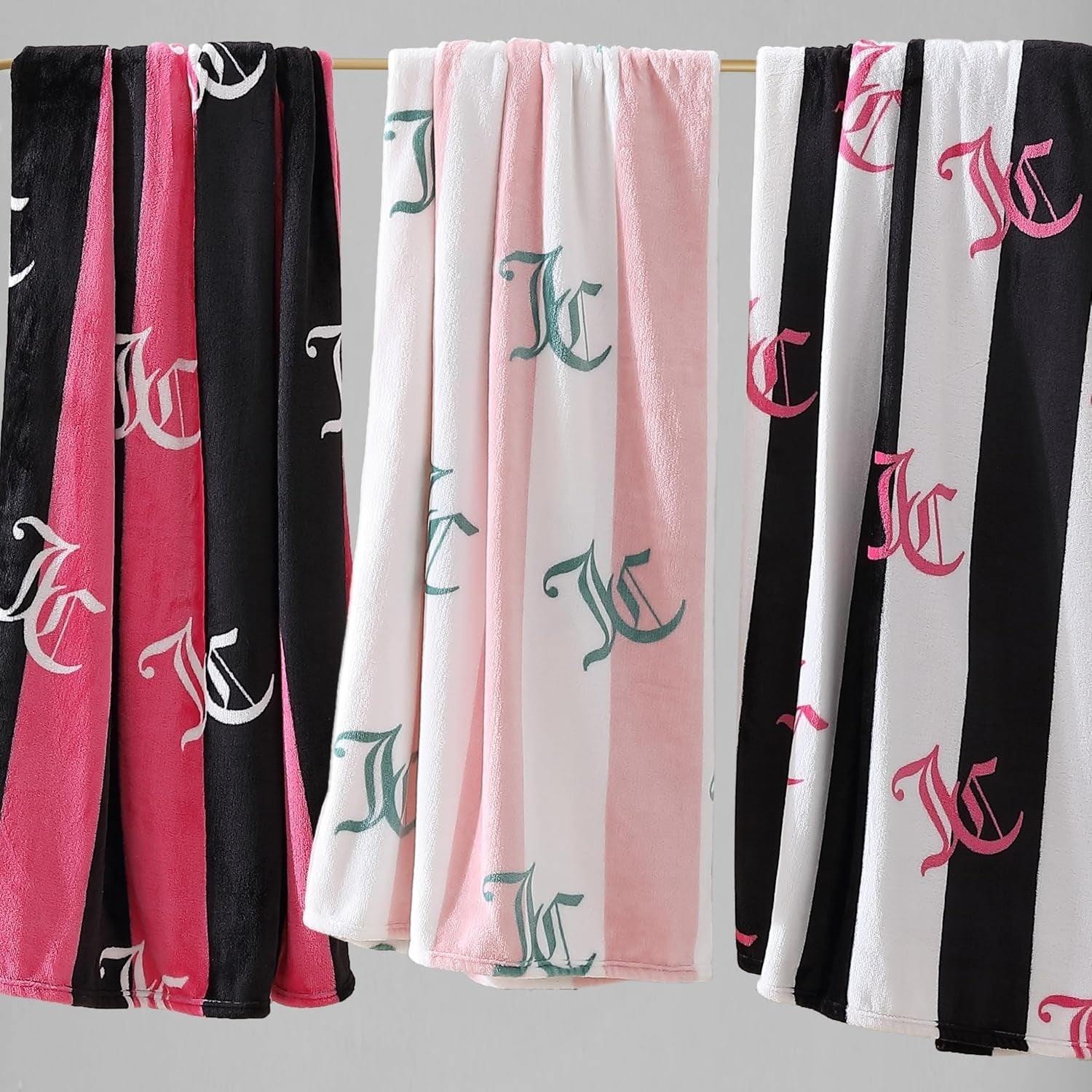 Juicy Couture Cabana Plüsch-Überwurfdecke, 127,7 x 178,8 cm, luxuriöse Mikrofaser-Plüschdecke für maximalen Komfort und gemütliche Wärme. Juicy Couture Betten und Decken