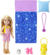 Barbie Chelsea-Serie, Chelsea-Puppe Camping mit blonden Haaren, Haustier-Eule, Schlafsack, Kissen, Taschenlampe, Fernglas, Camping-Zubehör, Kindergeschenk, Spielzeug für 3 Jahre und älter, HDF77