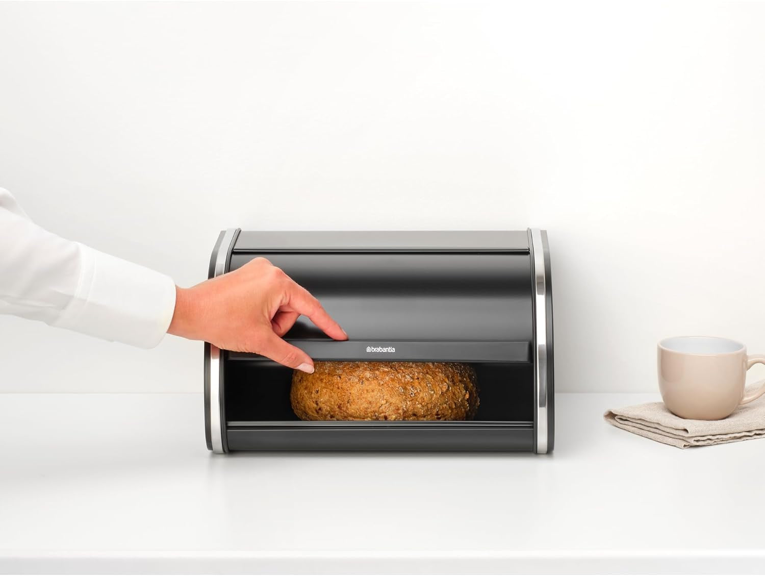 Brabantia Brötchen-Brotbox – Kompakte Aufsatz-Aufbewahrungsbox für Brot, Bagels und Brötchen mit flachem Deckel, robuster Stahl – mittelgroß – mattschwarz. Lebensmittel-Aufbewahrungsboxen Naty Shop