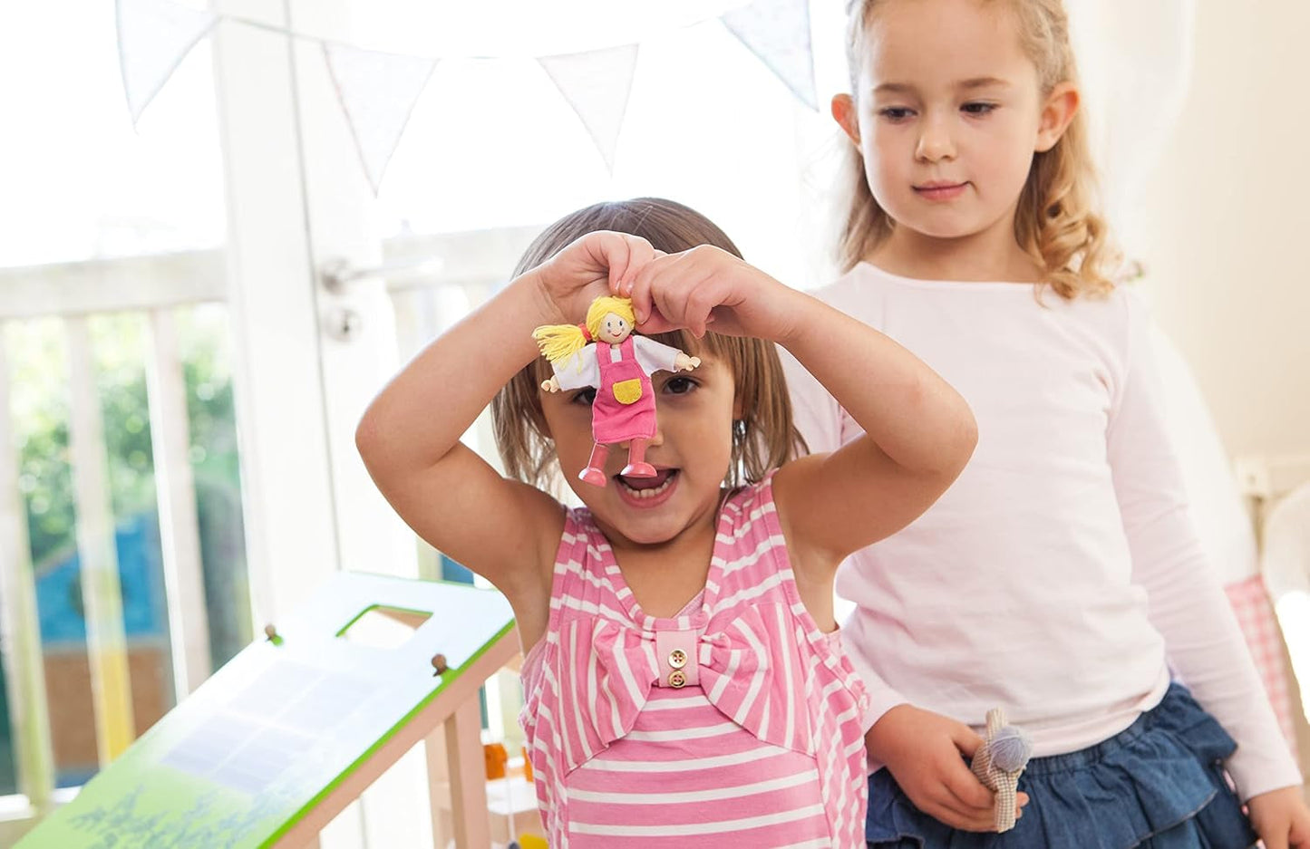 Hape E3401 Vier-Jahreszeiten-Haus, möbliert und E3500 – Puppenfamilie, helle Haut