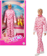 Barbie The Movie – Ken-Sammelpuppe, Ryan Gosling als Ken in rosafarbenem Overall mit „B“-Aufdruck, weißen Sneakern und bunten Inlineskates, JCP80