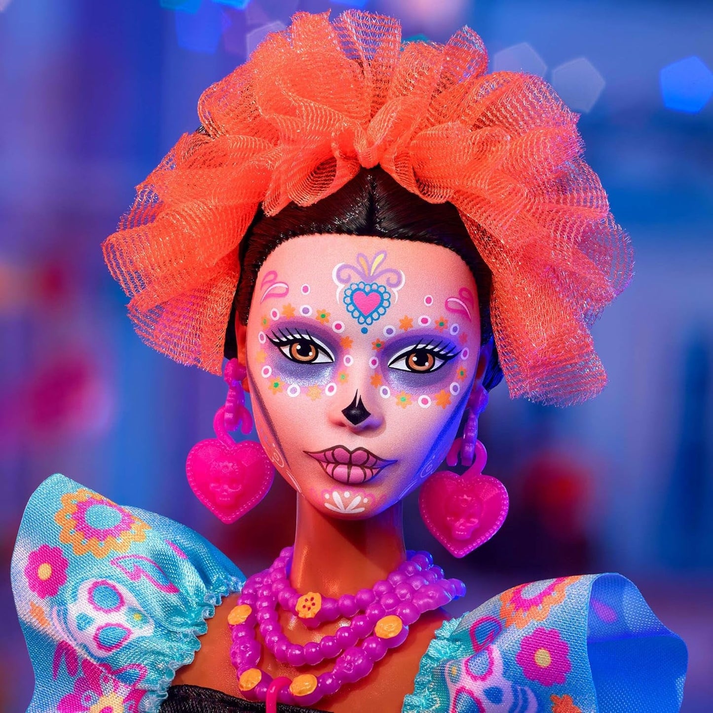 Barbie Signature-Puppe, Día De Muertos 2024 Sammelfigur in schwarzem Kleid und blauem Rüschenoberteil, gesticktem Aufdruck und farbenfrohen Accessoires, HRM72