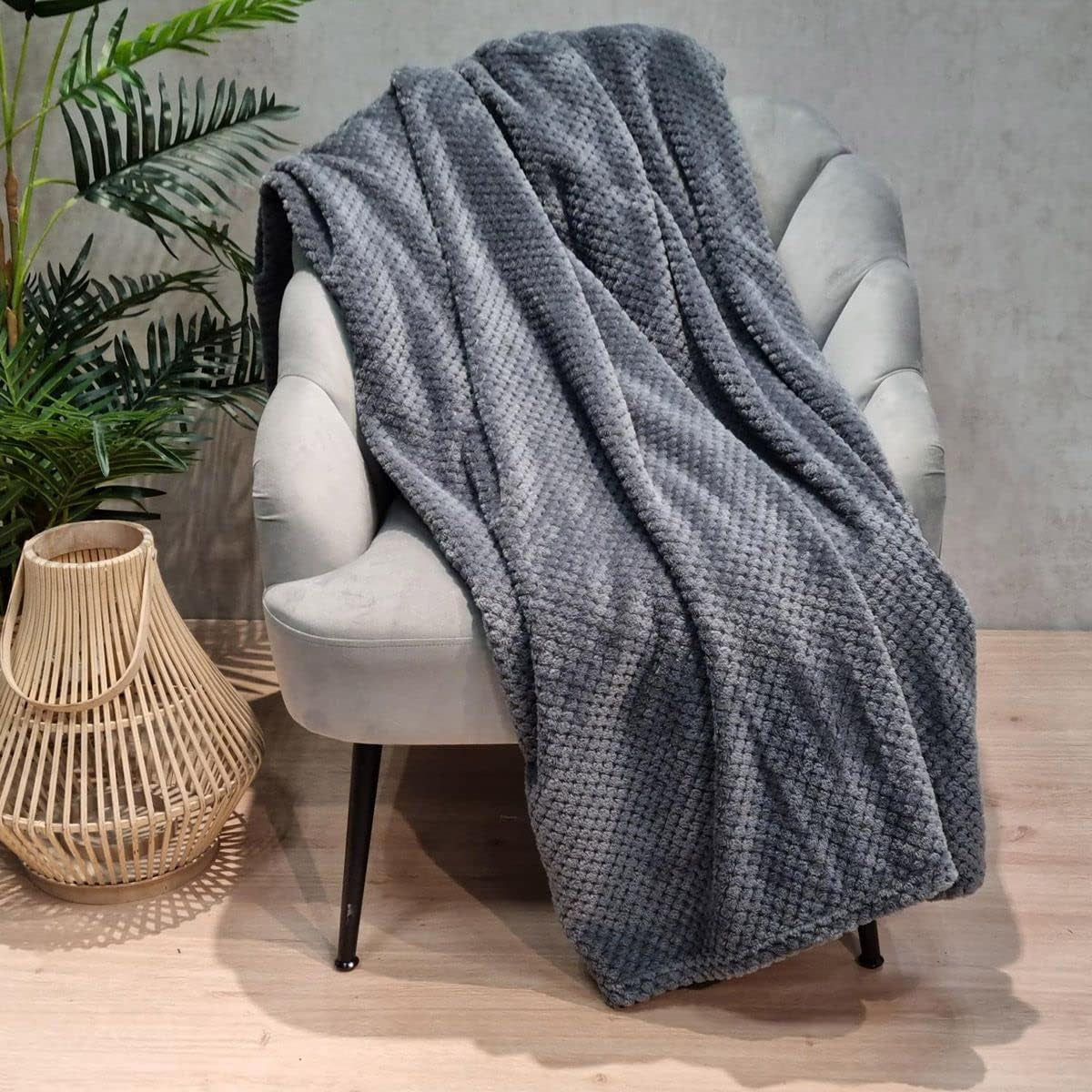 Tagesdecke HOMLA Noah 220 x 240 cm – Tagesdecke, Sofa, bequeme Überwurfdecke, Decke – flauschig und weich – graues Polyester. Betten und Decken. Besuchen Sie den HOMLA-Store