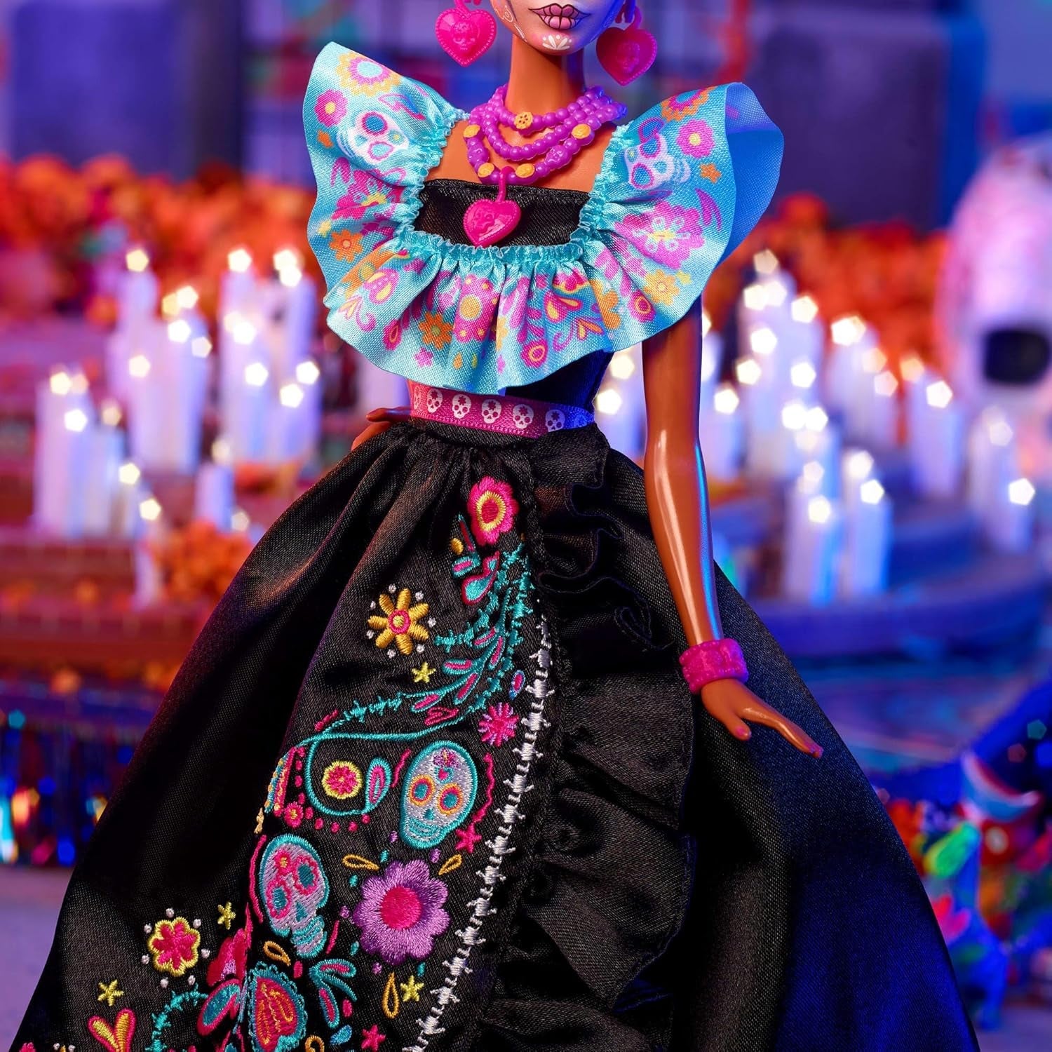 Barbie Signature-Puppe, Día De Muertos 2024 Sammelfigur in schwarzem Kleid und blauem Rüschenoberteil, gesticktem Aufdruck und farbenfrohen Accessoires, HRM72