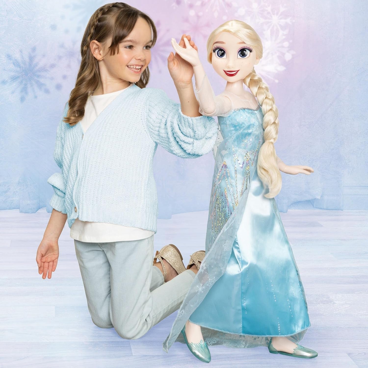 Disney Frozen Playdate Elsa Riesenpuppe 80 cm von Jakks Pacific Voll bewegliche Puppe mit 11 Gelenkpunkten, inklusive Haarbürste und Zubehör