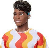Barbie Fashionistas Ken Doll Nr. 220 Mit Trägern und weiter Körperform in einem abnehmbaren orangefarbenen gemusterten Hemd, Shorts und Plateausandalen, HRH23 Naty Shop Dolls