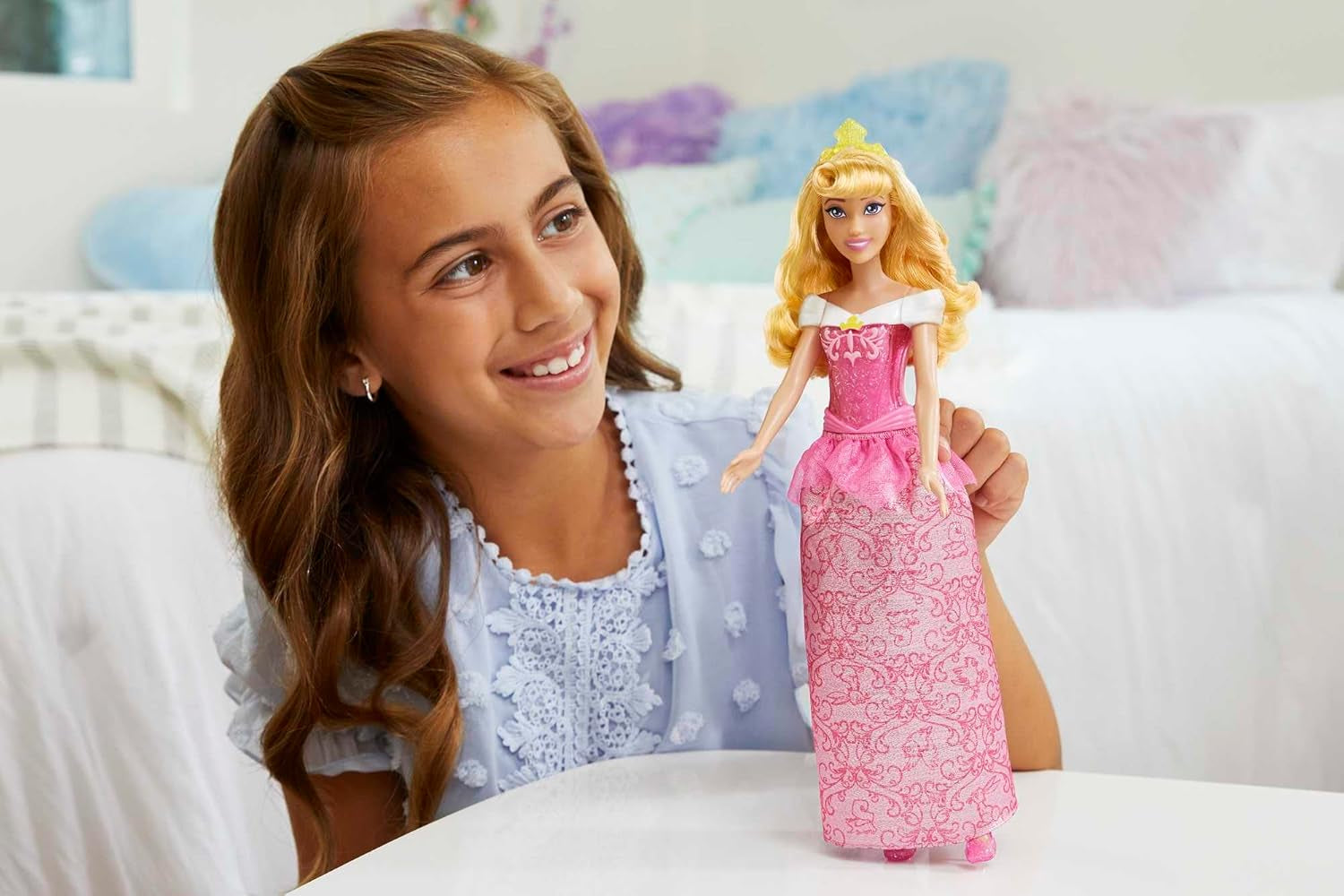 Mattel DISNEY Prinzessin Aurora – Puppe mit ikonischem Outfit, abnehmbaren Schuhen und Tiara, glitzerndem Oberteil und abnehmbarem gemustertem Rock, langes Haar zum Stylen, HLW09
