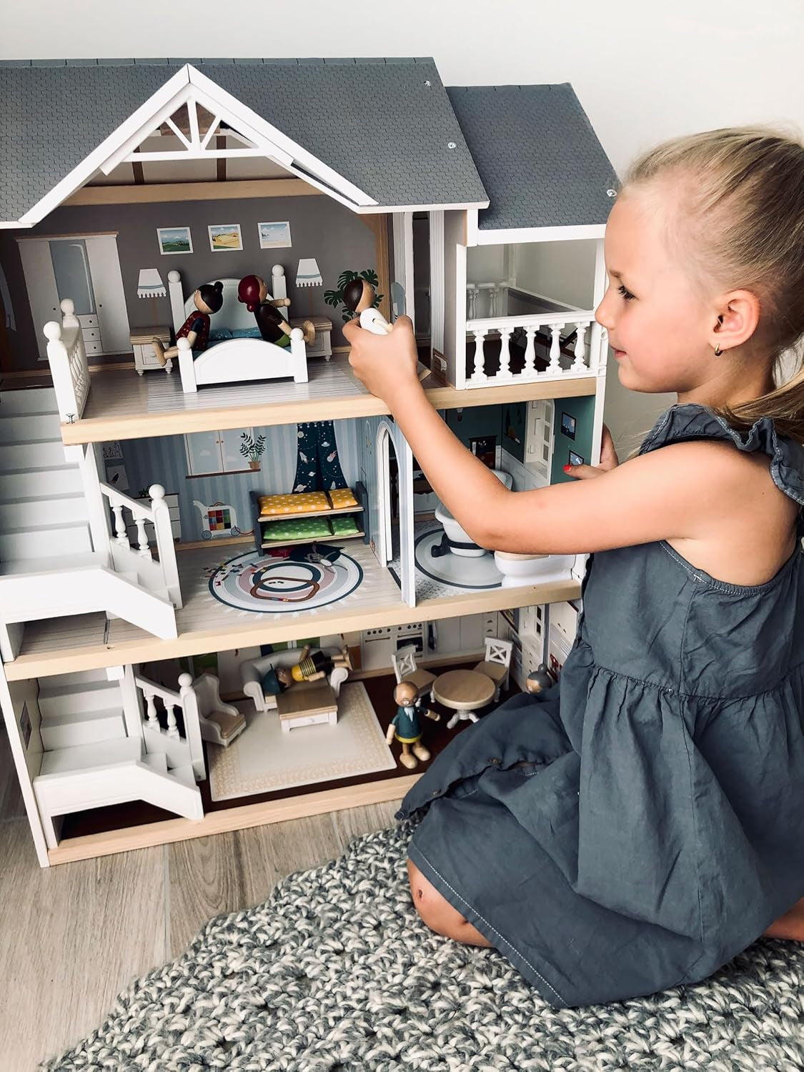 Small Foot 3-stöckiges Puppenhaus aus Holz mit offener Vorderseite und 12 Möbelstücken für Kinder ab 3 Jahren, 11802, Weißgrau