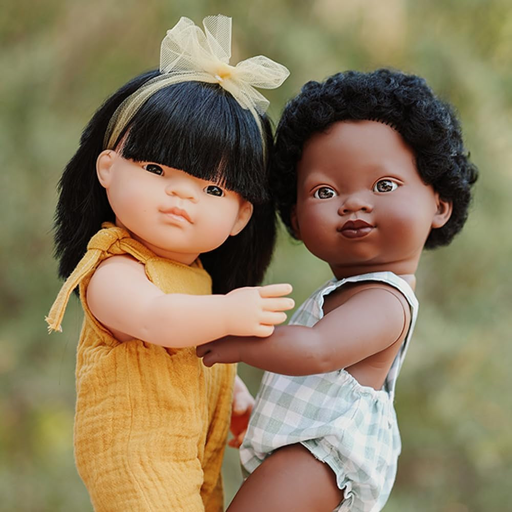 Miniland-Puppe, 38 cm, asiatisches Mädchen. Hergestellt in Spanien. Anatomisch korrekt. Sammlung „Mein Freund und ich“.