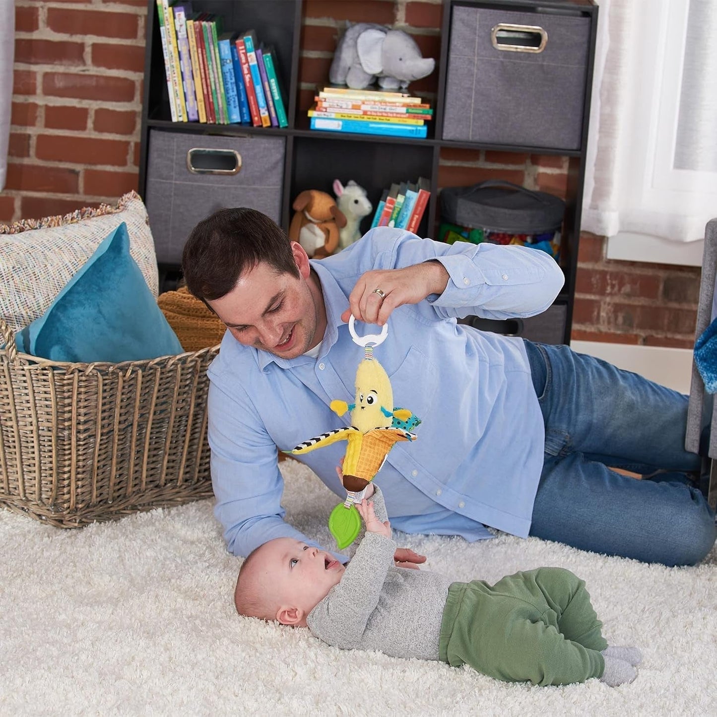 LAMAZE Bea die Banane, Clip-on-Kinderwagen und Kinderwagen-Neugeborenenspielzeug, sensorisches Babyspielzeug mit Farben und Geräuschen, Entwicklungsspielzeug für Jungen und Mädchen von 0–24 Monaten, gelbes Babyspielzeug Naty Shop