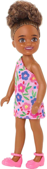 Barbie Chelsea Club – HGT07 – 15 cm große, bewegliche, gemischtrassige Mädchen-Rosa-Blumen-Puppe