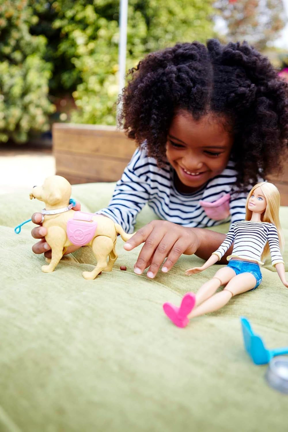 Barbie-Lauf- und Töpfchenpuppe, blonde Puppe mit laufendem Hund, Kotlöffel, Zubehör einschließlich Puppenhund, Kindergeschenk, Spielzeug für 3 Jahre und älter, DWJ68