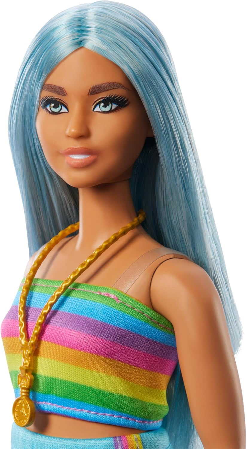 Barbie Fashionistas Puppe Nr. 218 mit langen blauen Haaren, Regenbogenoberteil und türkisfarbenem Rock, Sammlermodepuppe zum 65. Geburtstag, HRH16 Naty Shop Dolls