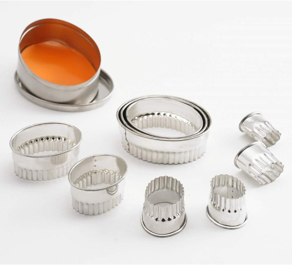 Set Thermohauser Keksdosen (Edelstahl), oval, gewellter Rand, 9 Stück, Durchmesser 2,4 - 8,2 cm, verpackt in einer Blechdose