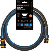 Fiskars Water Wheel Wasserschlauch-Set mit 2 Schlauchanschlüssen und Wasserhahnanschluss, Universalgröße, Torsionssteifigkeitsstufe 4 (von 5), 1,8 m, Ø 1,3–1,5 cm (1/2–5/8 Zoll), Schwarz/Orange/Blau, 1057621