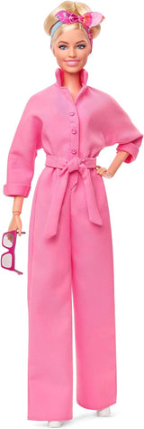 BARBIE THE MOVIE Margot Robbie – Puppe mit Kaugummi-Rosa Jumpsuit, Messy Updo, Sonnenbrille, Kopftuch, Wedge-Sneakers, Sammlerverpackung, für Kinder ab 3 Jahren, HRF29