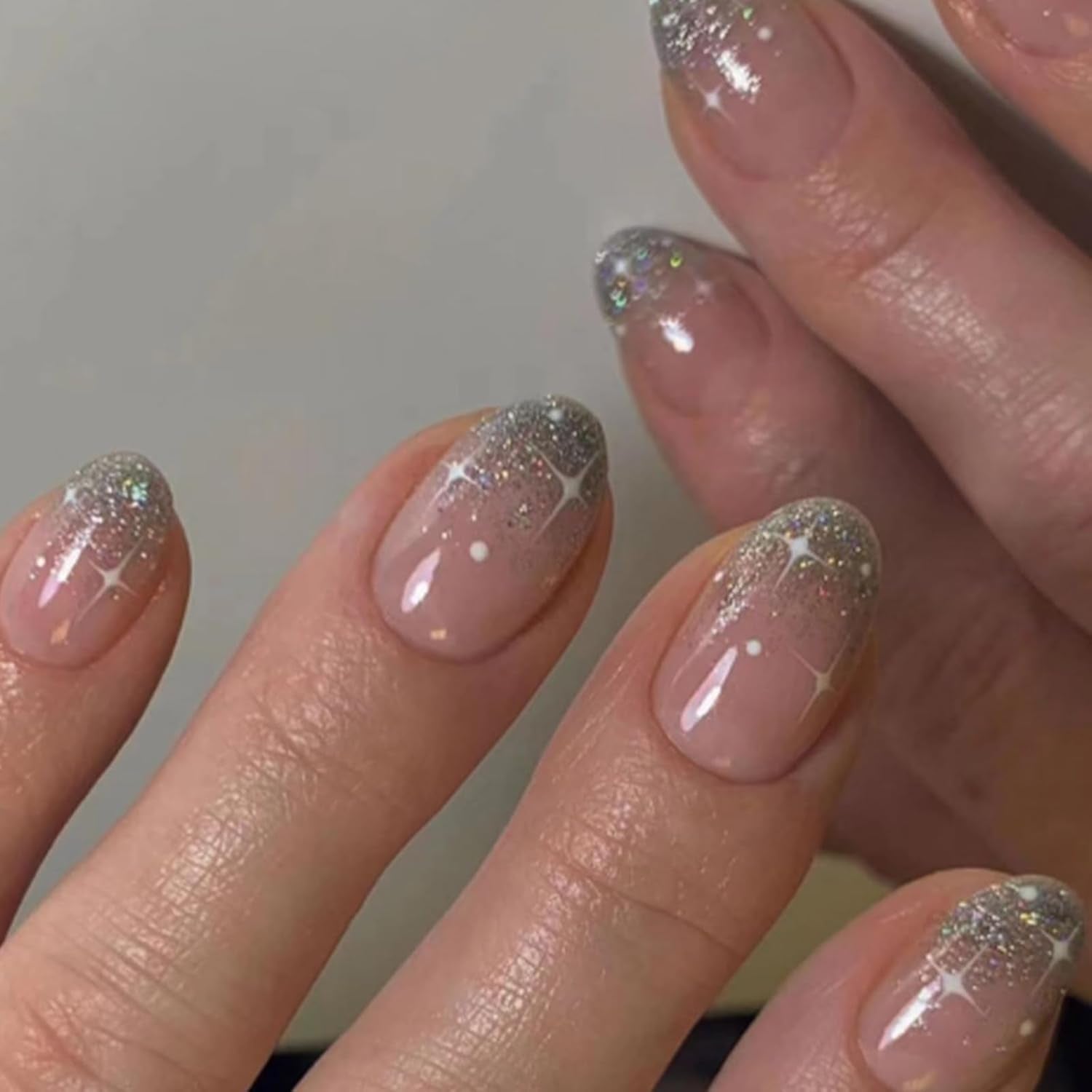 24 Stück French Press On Nails, kurz, glänzend, silberfarbenes Design, ovale künstliche Nägel, zum Aufkleben auf Acryl, glänzende Nägel, falsche Nägel für Frauen und Mädchen