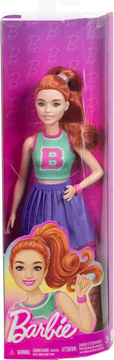 Barbie Fashionistas Puppe Nr. 232 mit roten Haaren, sportlichem Jersey-Oberteil mit B-Print, lila Faltenrock, Armbanduhr und Turnschuhen, HYT90