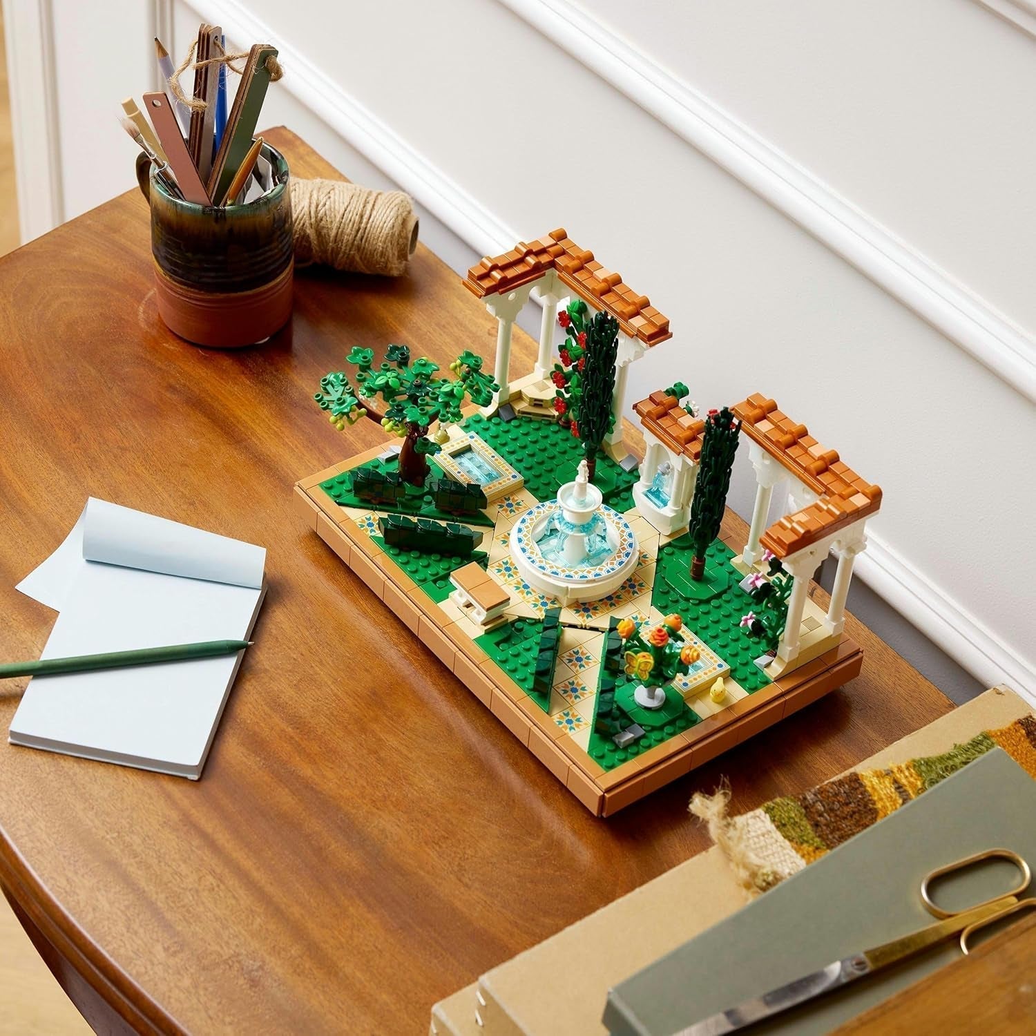 LEGO Icons Fountain Garden – Miniatur-Bauset für Erwachsene mit Blättern, Zypressen, Bäumen, Ranken, Blumen – Kreative Geburtstagsgeschenkidee, Einweihungsgeschenk für Frauen, Männer – 10359 Bausets Beuche den LEGO-Store