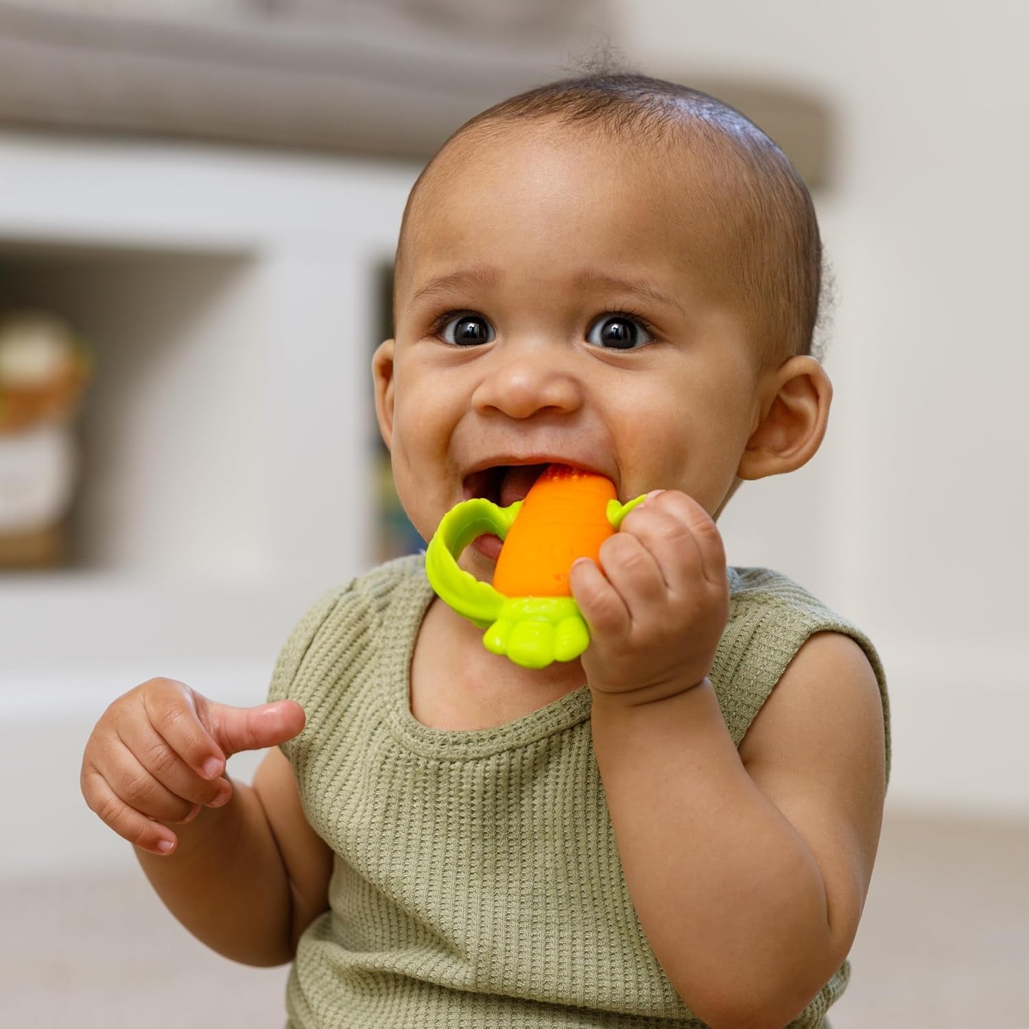 Infantino Lil' Nibbles, Beißring aus strukturiertem Silikon, BPA-freies Baby-Beißspielzeug, weich, leicht zu halten, sensorische Stimulation für Kleinkinder, Karotte