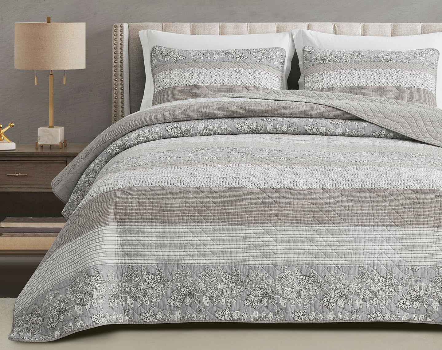 Chezmoi Collection Addy Patchwork-Steppdecken-Set, vorgewaschene Baumwolle, leicht, wendbar, für alle Jahreszeiten, übergroß, 3-teilig, Marineblau, Weiß, Grau, Taupe, karierte Steppdecken und Steppdecken, Naty Shop, Hibiskus-Patchwork-Streifen, Taupe, Twin