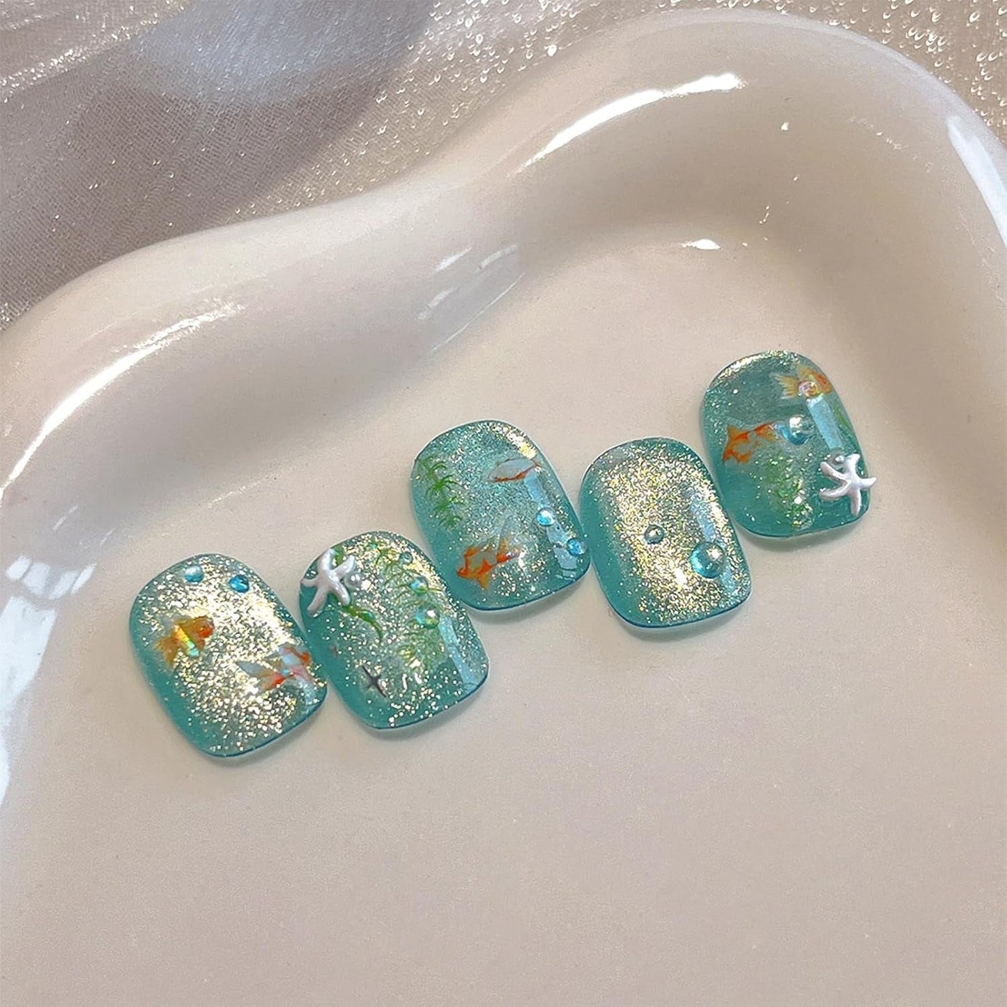 2 Stück selbstklebende Nagelsticker mit Muscheleffekt, Vierstrahlstern und Goldfisch-Design, Nagelaufkleber für Fingernägel, Nail Art Zubehör für Gelnägel