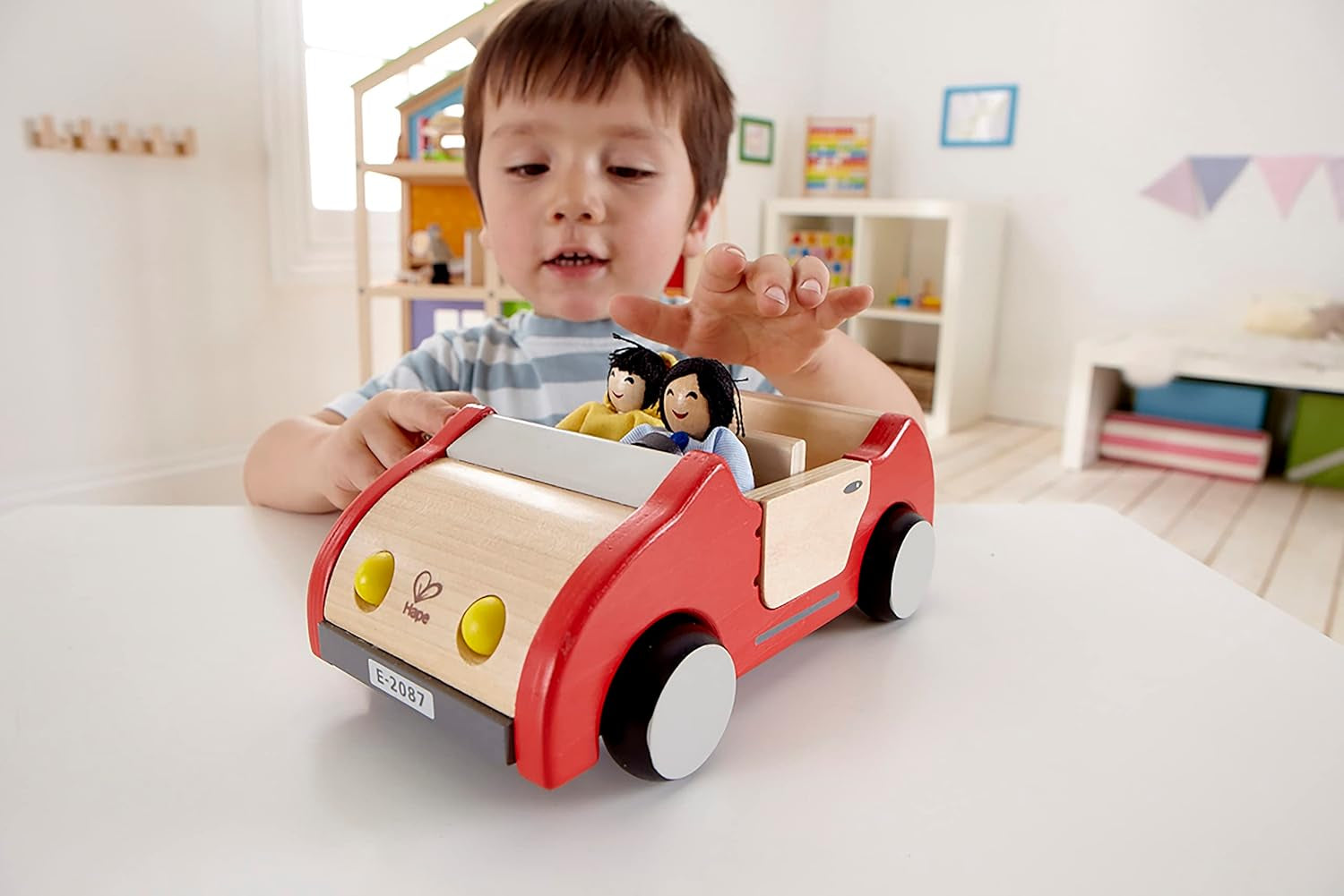 Hape Doll Family Preisgekröntes Puppenfamilienset Einzigartiges Puppenhauszubehör aus Holz Fantastisches Spiel 6 Puppenfamilienmitglieder Naty Shop Dolls
