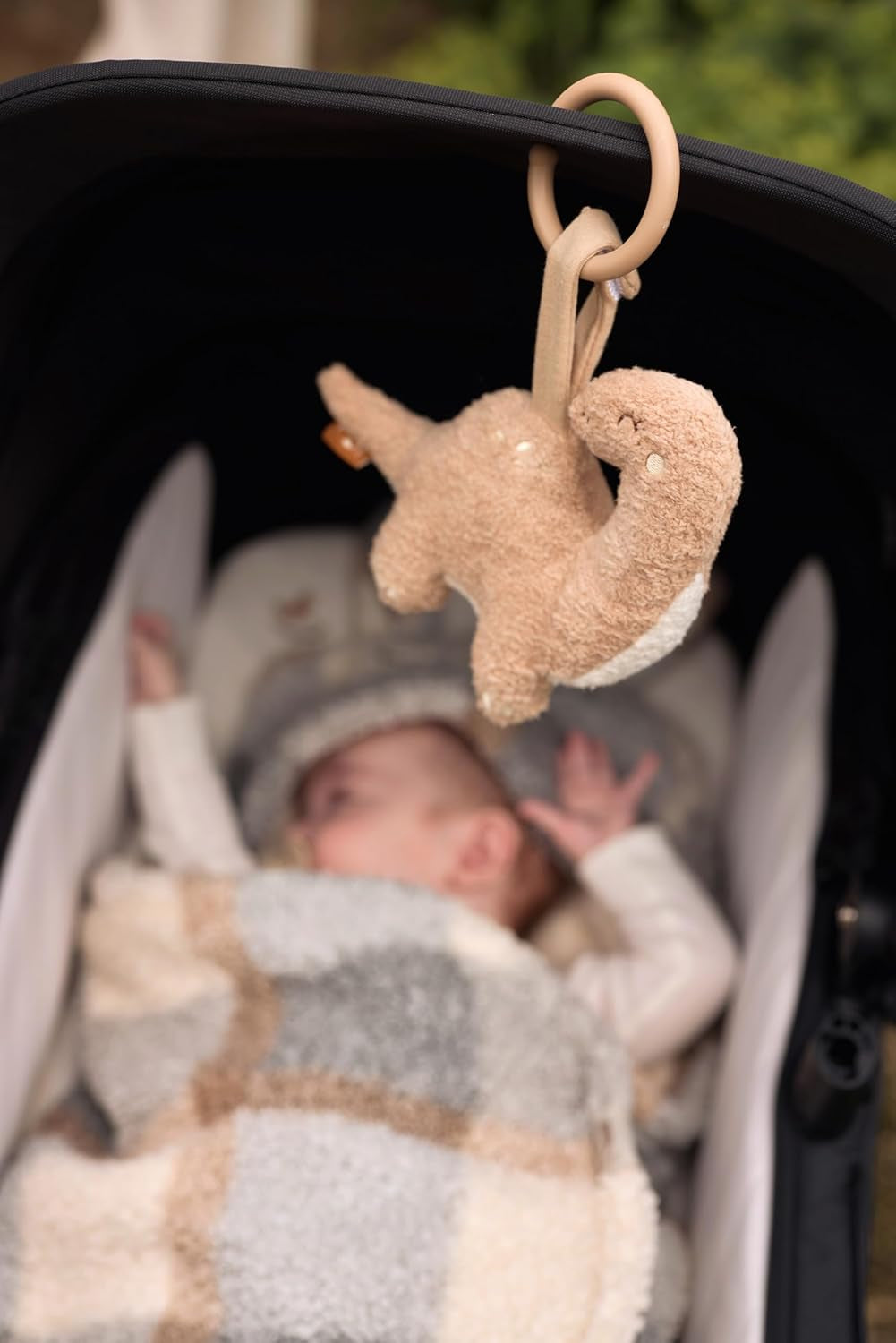 Jollein Babyspieleisenbahn Roarsome – Zum Aufhängen – Kinderwagenspielzeug – Babyautositz-Spielzeug – Kinderwagenzubehör – Dinos und Blätter Bebe Toys Naty Shop
