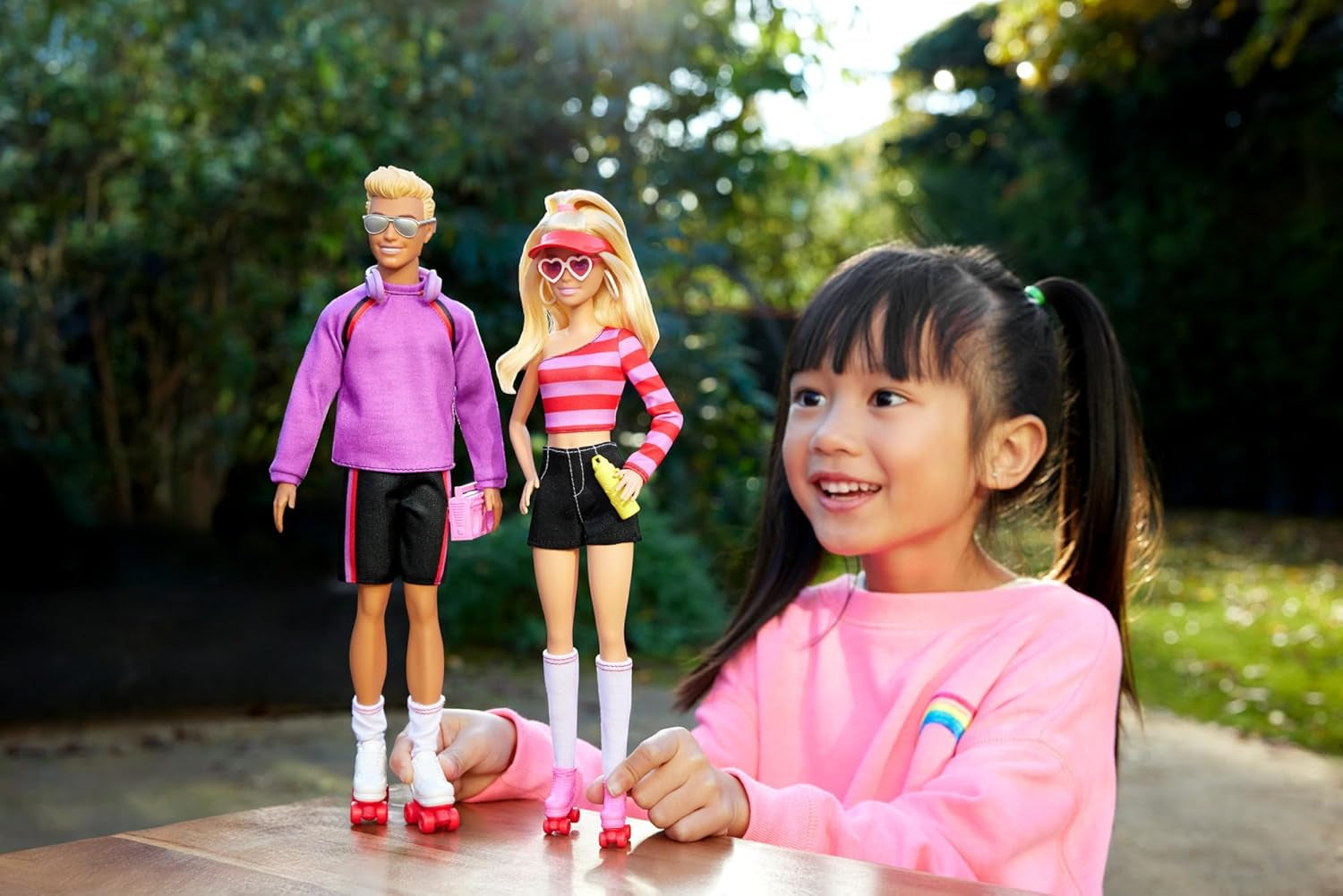 Barbie Fashionistas-Set mit 2 Modepuppen und 6 Accessoires, Barbie- und Ken-Modepuppen auf Rollen, Sammelfiguren zum 65. Jubiläum, HXK90 Naty Shop-Puppen