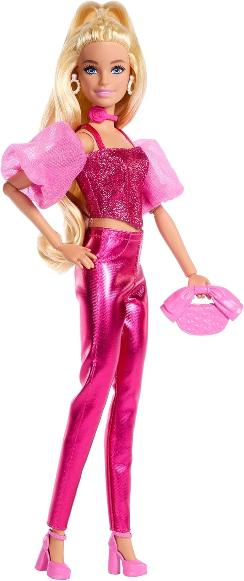 Barbie Deluxe Style Nr. 5-Puppe in einem metallischen rosa-blonden Outfit mit glitzerndem Oberteil und glitzernden Hosen, mit Accessoires wie einer rosa Halskette und einer Handtasche, JFP40