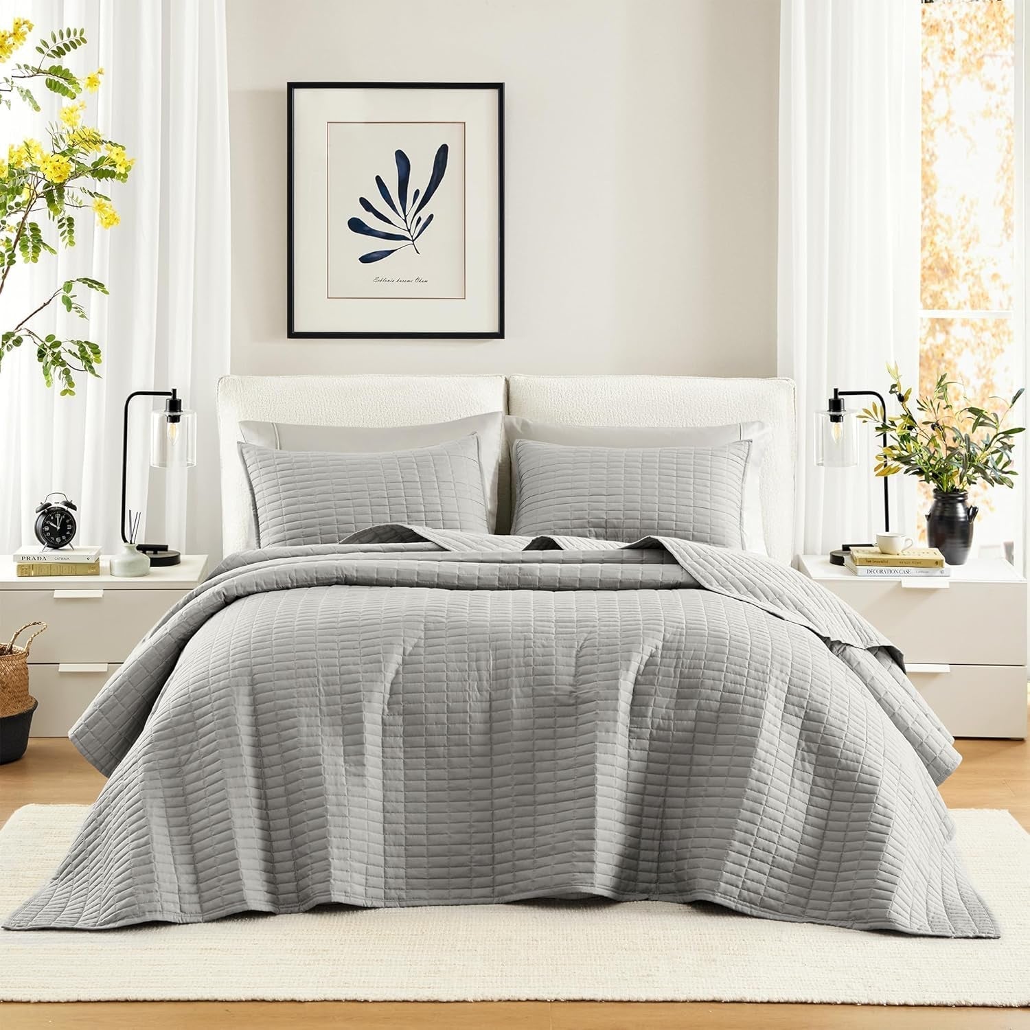Comfort Spaces Kienna Steppdecken-Set, luxuriöse Doppelnaht, Sommerdecke, leicht, weich, ganzjährige Bettwäsche, passender Kissenbezug, weiß, Decke für Kingsize-Betten (264,2 x 228,6 cm), Naty Shop Comforters & Quilts Graue übergroße King-Tagesdecke (120 x 118 Zoll)