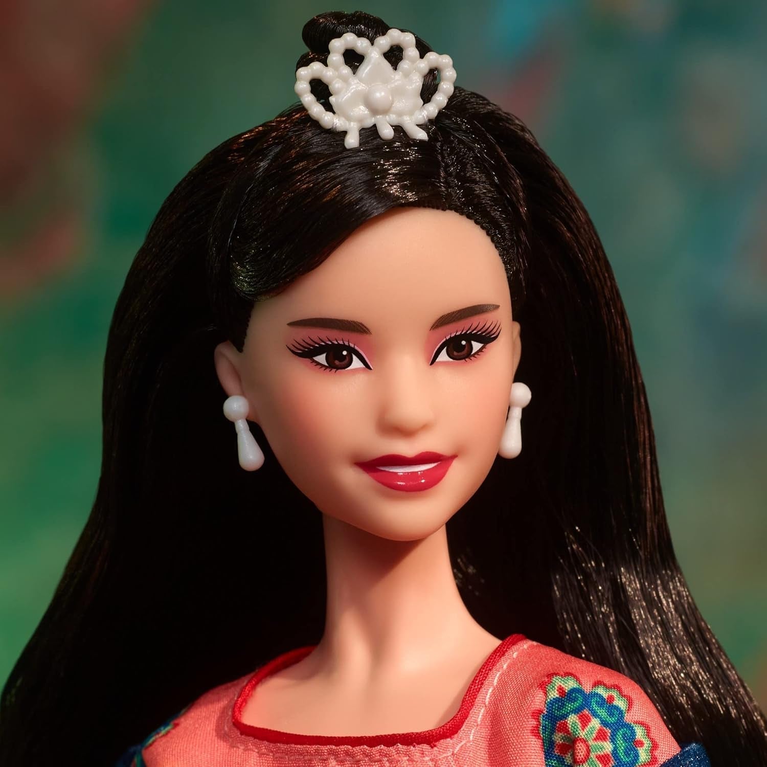 BARBIE Lunar New Year Puppe – Sammelfigur mit traditioneller Hanfu-Robe und chinesischem Druck, inspiriert von Dunhuang-Höhlenmalereien, einschließlich Puppenständer und Echtheitszertifikat, HJX35
