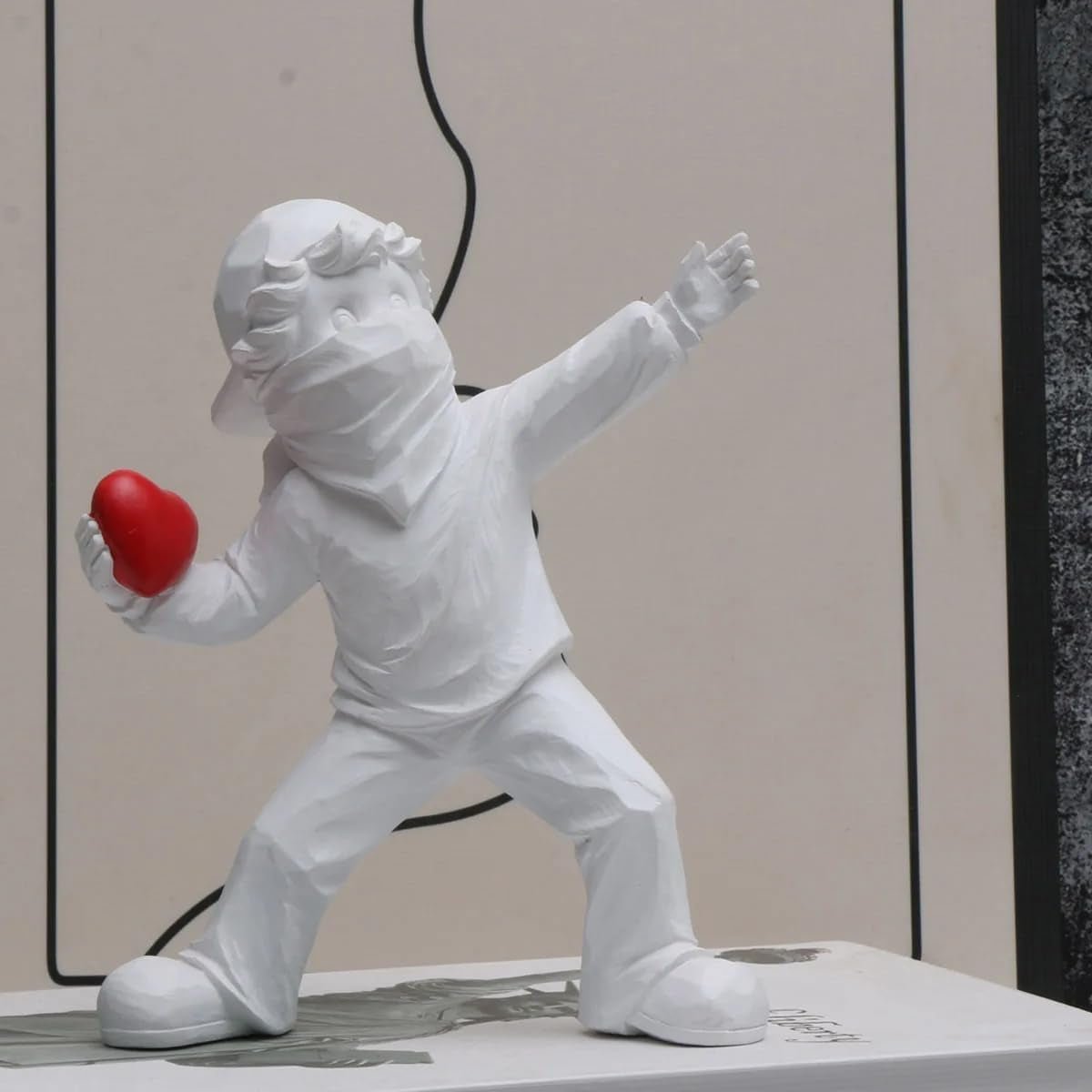 Niedliche Ballon-Mädchen-Skulptur aus Kunstharz, Heimdekoration, Statue Banksy, rotes Herz-Mädchen, Ballonfigur, moderne Kunstskulptur für Tisch, Regal, Dekoration, Statuen und Skulpturen, Naty Shop, White Boy