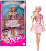 Barbie Der Film basierend auf dem Film Margot Robbie als Barbie-Sammelfigur in rosa Bluse und Tüllrock mit stilisierter Frisur und passendem Schmuck JBJ53