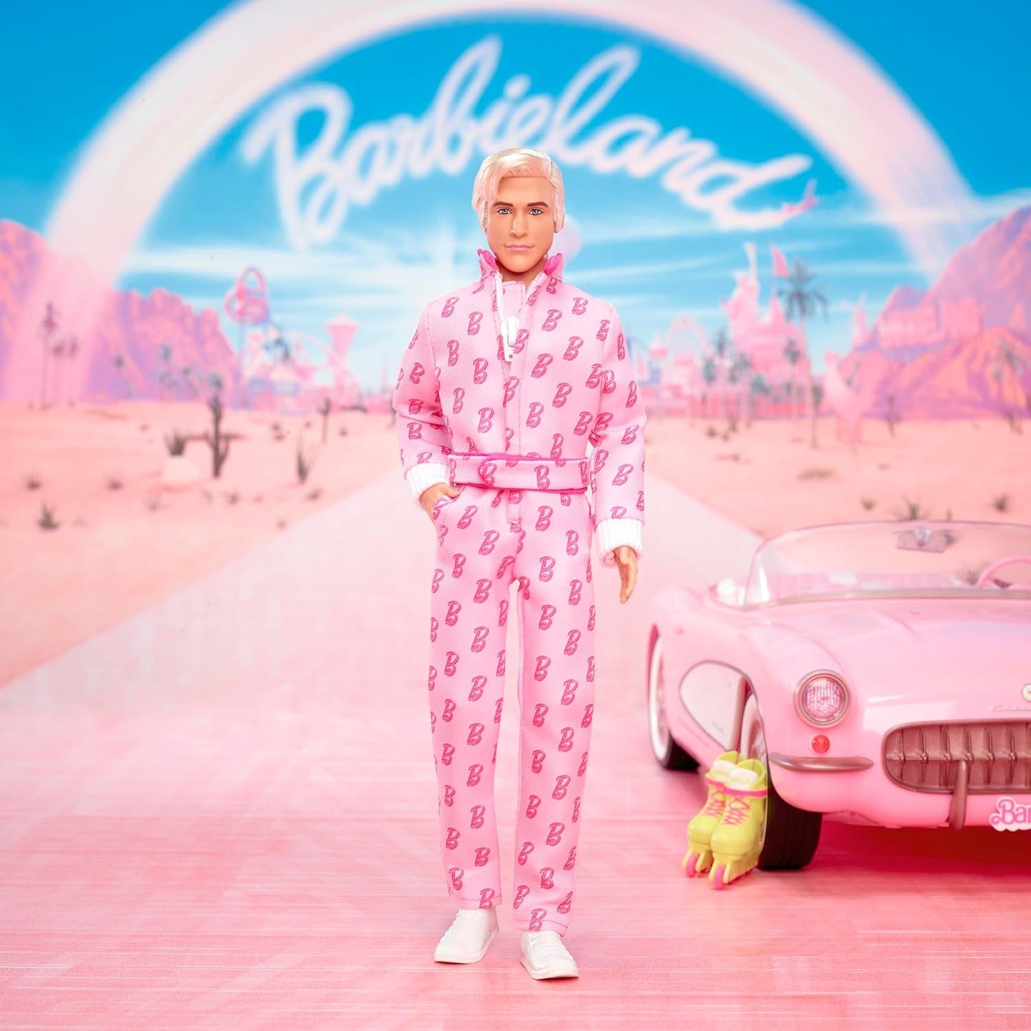 Barbie The Movie – Ken-Sammelpuppe, Ryan Gosling als Ken in rosafarbenem Overall mit „B“-Aufdruck, weißen Sneakern und bunten Inlineskates, JCP80