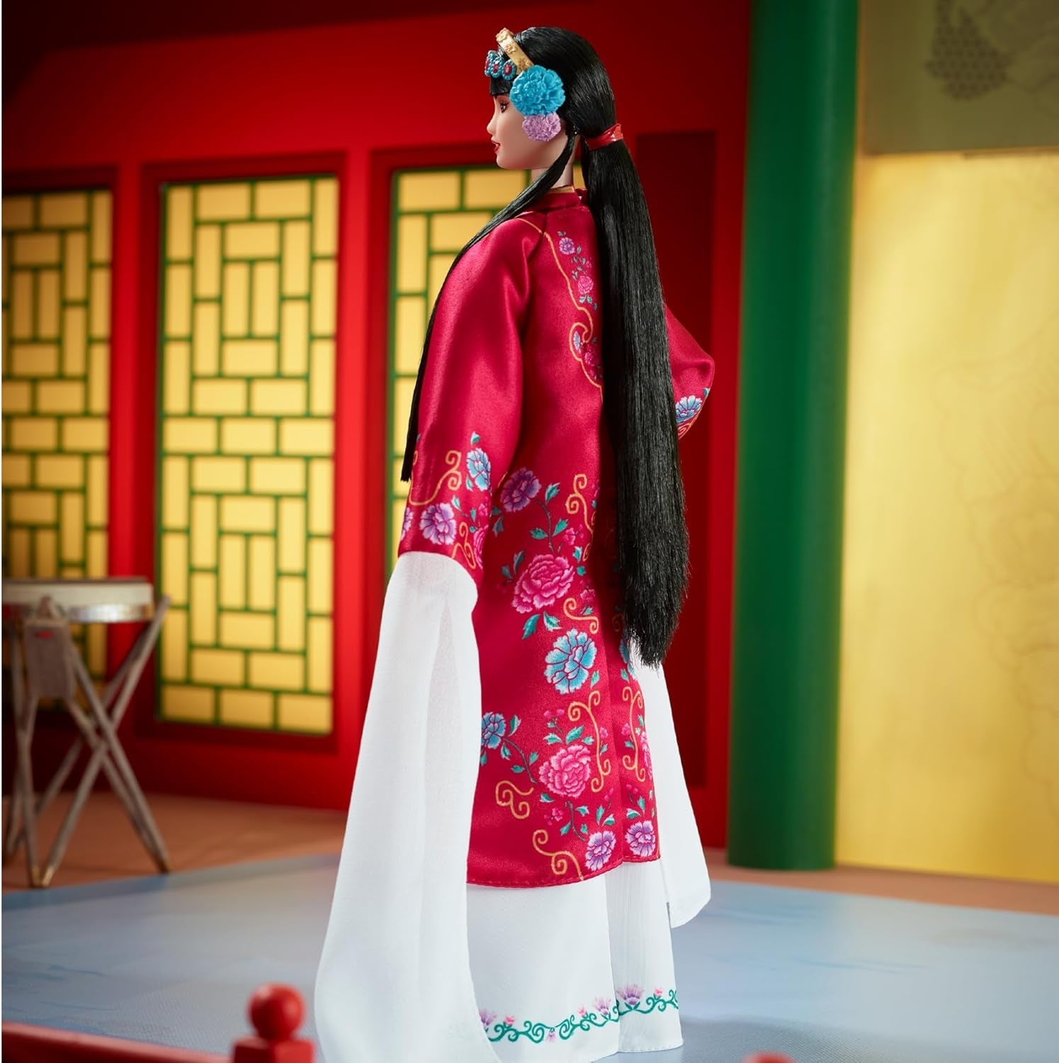 BARBIE Lunar New Year Barbie Puppe – Traditionelles Kleid in glücksbringendem Rot mit Pfingstrosenmuster, cyanblaue Schuhe mit pinken Troddeln, inspiriert von der Peking-Oper, HRM57