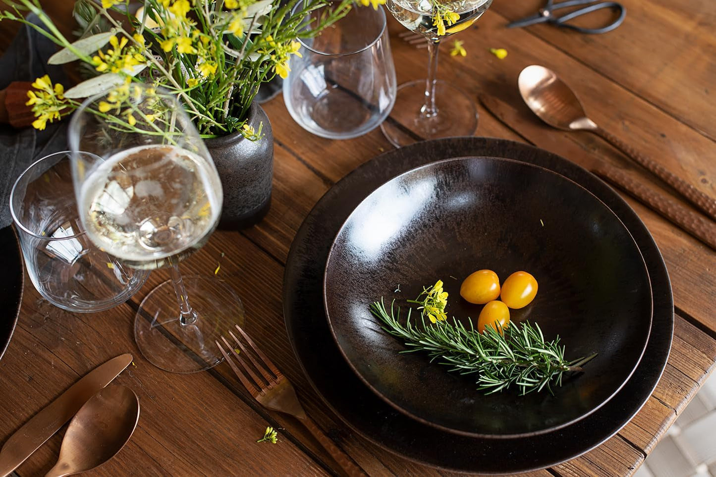 MÄSER Bronze Metallic 12-teiliges Tafelservice für 4 Personen mit eleganter und glänzender Glasur. Speiseteller-Set bestehend aus Speiseteller, Speiseteller und Dessertteller aus hochwertiger Keramik, Steinzeug, Braun