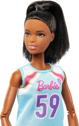 Barbie Made to Move-Puppe und Zubehör, brünette Basketballspielerin mit abnehmbarem Sportkleid und Ball, 22 bewegliche Gelenke, HKT74