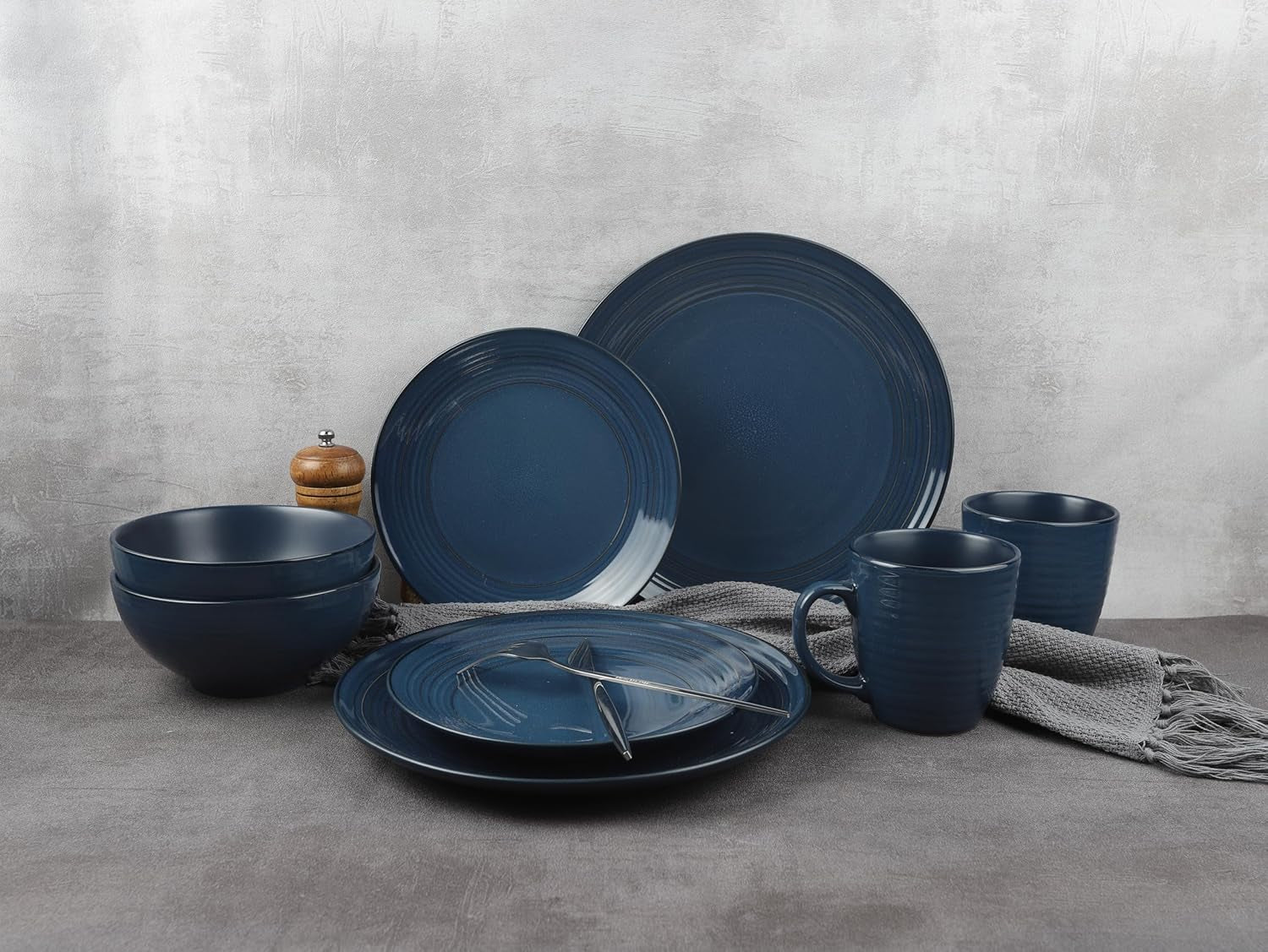 ECHTWERK „Alicia“ 16-teiliges Vintage-Kombinationsgeschirr-Set, modernes Design für 4 Personen, elegantes dunkelblaues Steinzeug-Geschirrset mit 4 Tellern, 4 Beilagentellern, 4 Schüsseln und 4 Teetassen