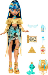 Monster High Cleo De Nile-Puppe in goldener Bluse und Lagenrock, inklusive Cobra Hissette-Haustier und Zubehör wie Rucksack, Snack und Papierrolle, HXH74 Naty Shop-Puppen